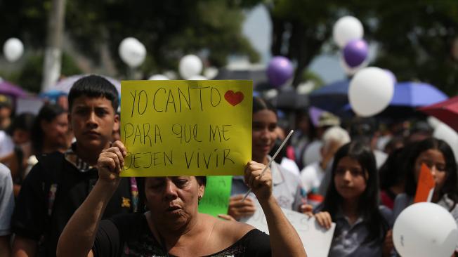 Cali Colombia 4 de marzo de 2024 Familiares y amigos despiden a Sara Gil Plaza, víctima de feminicidio en el municipio de Yumbo, Valle. La familia de Sara, la menor de seis hermanos en un hogar humilde, claman por la mayor severidad en el castigo al presunto agresor. "Yo exijo justicia por mi hija. Esto no puede quedar impune. Me dijeron que lo tenían y que él había confesado. Que todo estaba ya en trámite. Al que hizo esto con mi hija que le caiga todo el peso de la ley", dijo la madre de Sara, Elvira Plaza.
Foto Santiago Saldarriaga Quintero / EL TIEMPO