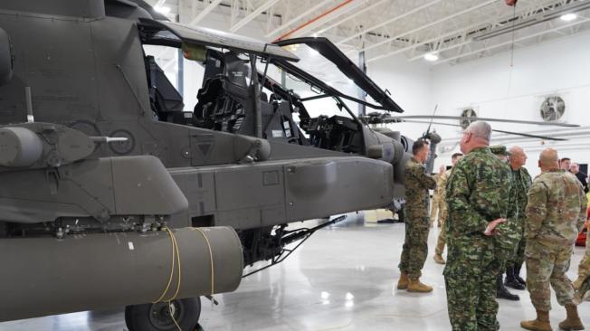 El general Helder Giraldo, comandante de las Fuerzas Militares de Colombia observa los helicópteros Black Hawk