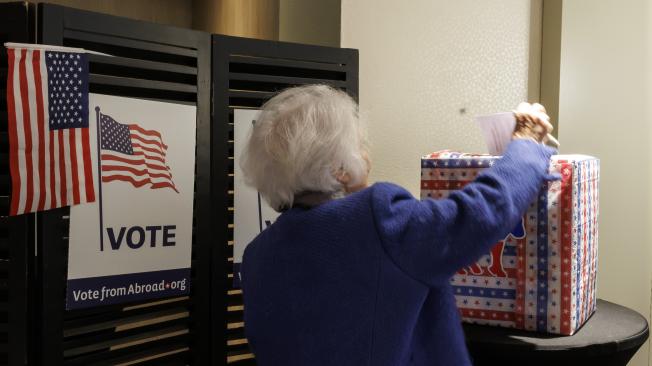 Una mujer vota en las elecciones primarias de Estados Unidos.