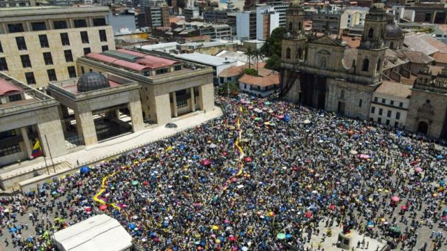 Cientos de personas llegaron a la Plaza de Bolívar para mostrar su inconformidad con el Gobierno Nacional.