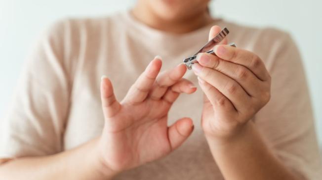 Corte sus uñas cada dos o tres semanas.