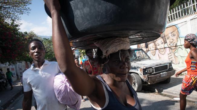 Presuntos delincuentes fueron abatidos por la Policía Nacional de Haití durante un ataque al Palacio Nacional la noche del viernes en Puerto Príncipe, orquestado por la coalición de bandas armadas "Vivre Ensemble", según publicaron este sábado medios locales. EFE/ Johnson Sabin