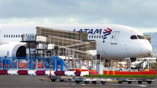 El avión Boeing 787 Dreamliner de LATAM Airlines repentinamente perdió altitud en pleno vuelo un día antes, cayendo violentamente e hiriendo a decenas de viajeros aterrorizados.
