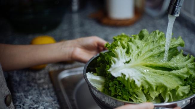 Paso a paso de cómo quitar las bacterias de su lechuga.