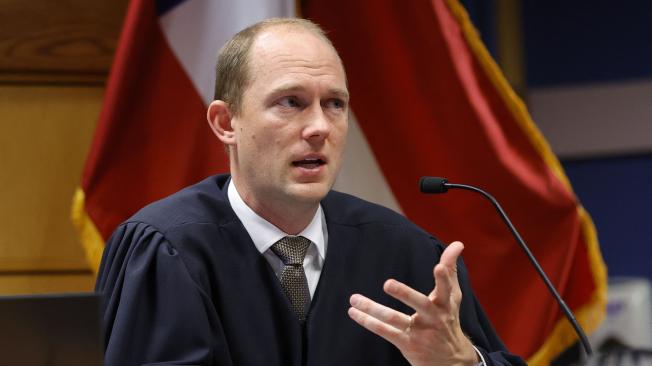 El juez superior del condado de Fulton, Scott McAfee, preside el tribunal durante una audiencia en el caso del estado de Georgia contra Donald John Trump