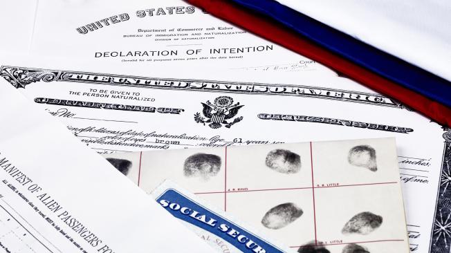 La tarjeta la concede el Servicio de Ciudadanía e Inmigración de Estados Unidos (USCIS), pero para obtenerla hay que cumplir con una serie de requisitos.