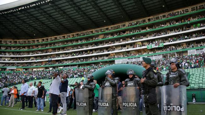 Invasión de cancha y disturbios en el Estadio de Palmaseca en el primer tiempo del partido por la fecha 12 entre Deportivo Cali 0-1 Patriotas por lo que debió suspenderse momentaneamente mientras la Policía retomaba el control.