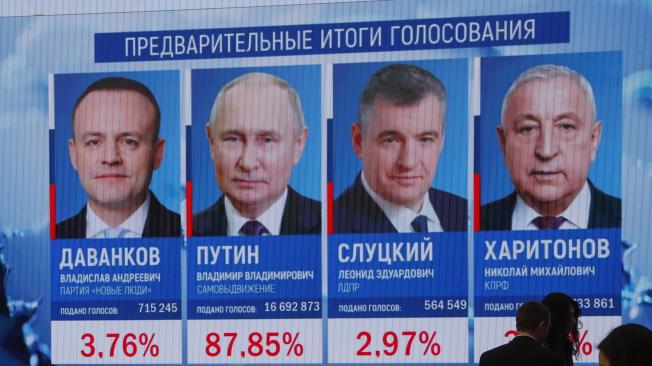 Periodistas se encuentran frente a la pantalla con los resultados preliminares de las elecciones presidenciales durante una sesión informativa en la Comisión Electoral Central en Moscú