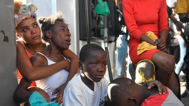 Dos mujeres y dos niños reaccionan luego de ver el cadáver de un familiar en la calle este lunes, en Puerto Príncipe (Haití). Doce cadáveres fueron encontrados este lunes en Petion-Ville, en las colinas de Puerto Príncipe, en circunstancias aún por aclarar, como la identidad de las víctimas, que no se descarta sean miembros de bandas armadas abatidos por la Policía Nacional. Los cuerpos, entre ellos el de una mujer, fueron hallados dispersos en plena vía, en los alrededores de una zona dedicada al comercio informal de alimentos y otros productos. EFE/ Johnson Sabin