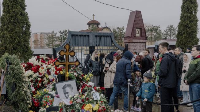 Rusos reunidos en la tumba del líder de la Oposición Aleksei Navalny, quien murió el mes pasado en prisión.