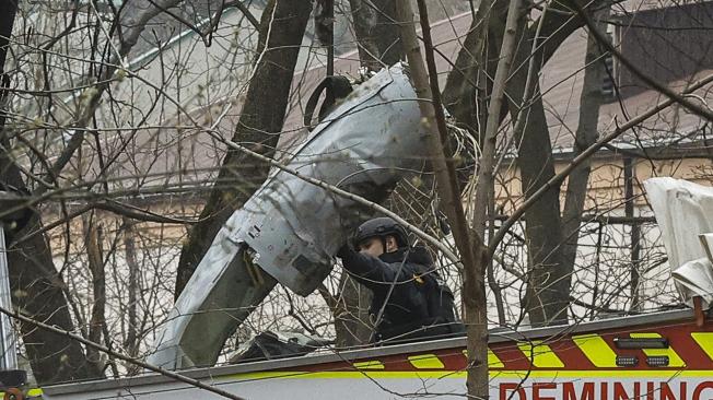 Rescatistas ucranianos retiran restos de un misil tras ser derribado en un parque de Kiev, Ucrania.