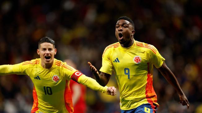 Jhon Córdoba celebra gol con Colombia.