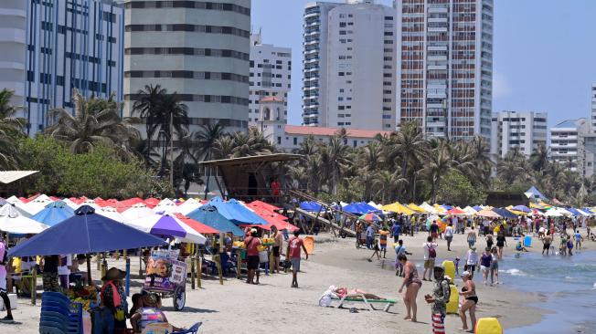 Turistas disfrutando de las playas en Cartagena, ciudad que proyecta tener una ocupación hotelera de hasta el 83 por ciento en Semana Santa.