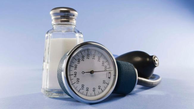 El exceso de sal puede contribuir a la presión arterial alta