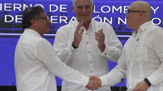 El presidente Gustavo Petro estrecha la mano del jefe de delegación del Eln, Antonio García, tras acordar un cese al fuego.