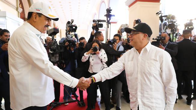 Description: Nicolás Maduro y Gustavo Petro.
