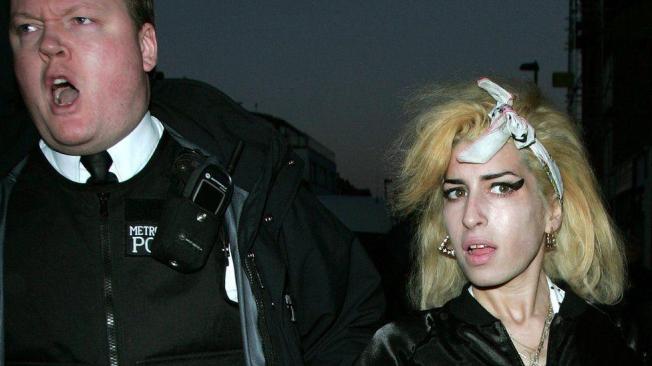 La policía en una ocasión tuvo que escoltar a Amy Winehouse a su casa debido a los paparazzi y las multitudes que se congregaban allí. 