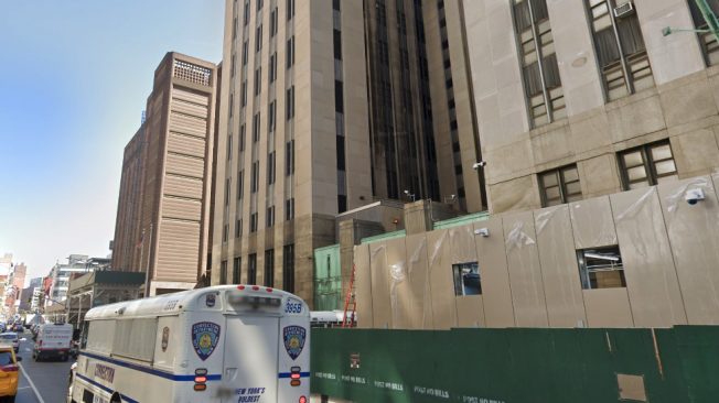 La demolición de los dos edificios que comprenden el Manhattan Detention Complex empezó hace unas semanas.