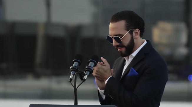 El presidente de El Salvador, Nayib Bukele, aplaude en la inauguración de las oficinas de Google.