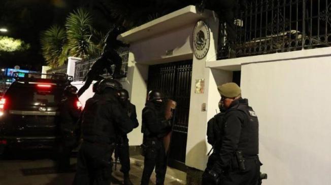 Fuerzas de seguridad de Ecuador saltaron el muro de la embajada de México en Quito.