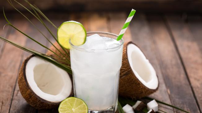 El consumo de agua de coco promueve la hidratación.