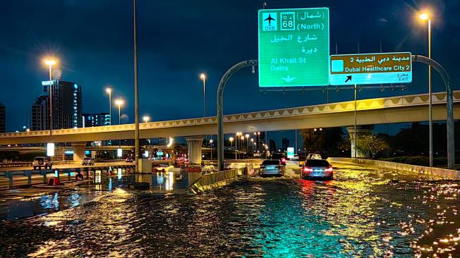 Motoristas conducen por una calle inundada tras las fuertes lluvias en Dubai a principios del 17 de abril de 2024.