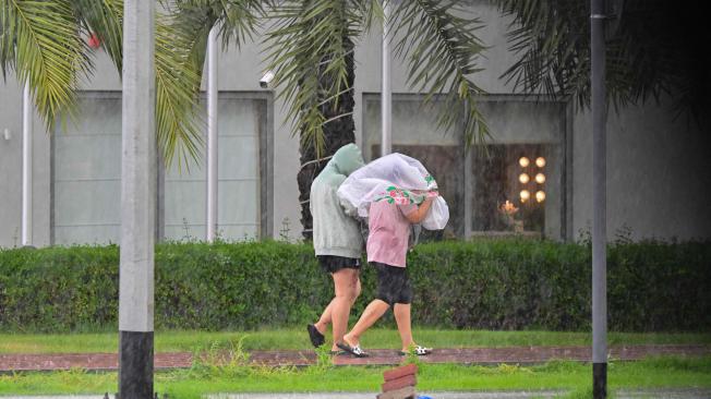 Personas caminan durante una lluvia torrencial en el Emirato de Dubai en el Golfo el 16 de abril de 2024. Lluvias torrenciales y fuertes vientos azotaron partes del Golfo el 16 de abril, mientras el número de muertos por las tormentas en Omán aumentó a 18, muchos de ellos niños.