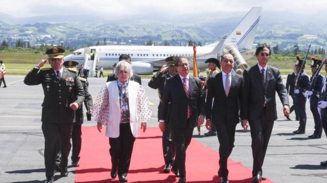 Gustavo Petro aterrizando en Quito el año pasado.