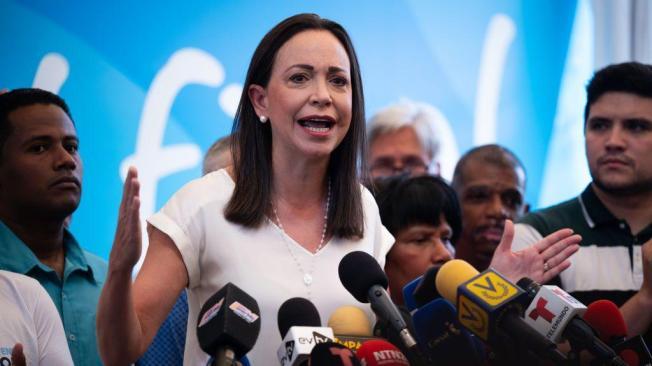 Description: A la candidata elegida en las primarias de la oposición, María Corina Machado, no le permiten presentar su candidatura. 