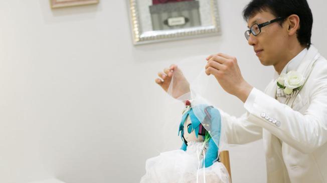Akihiko preparó cada detalle de su boda: desde los arreglos hasta el pequeño vestido de novia de Miku.