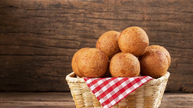 ¿Usted ya ha probado los famosos buñuelos colombianos rellenos de queso?