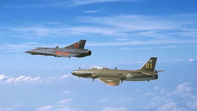 Las armas nucleares de Suecia hubieran sido desplegadas desde sus aviones de combate Lansen (der.) y Draken.  