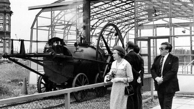 La fallecida reina Isabel II visitó en 1985 la replica de la primera locomotora, la cual se conserva en un museo de Gales.