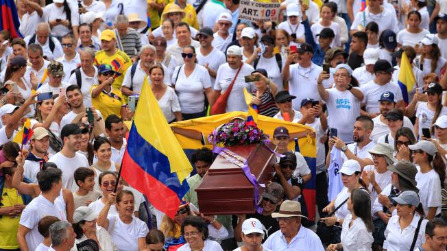 Cali Colombia 21 de abril de 2024
Miles de colombianos empezaron a salir este domingo a las calles de Bogotá, Medellín, Cali, Barranquilla y otras ciudades del país para manifestar su oposición al Gobierno del presidente Gustavo Petro, en especial al manejo del sector de la salud y a su intención de convocar una constituyente para reformar la Constitución.
Fotos Santiago Saldarriaga Quintero / EL TIEMPO