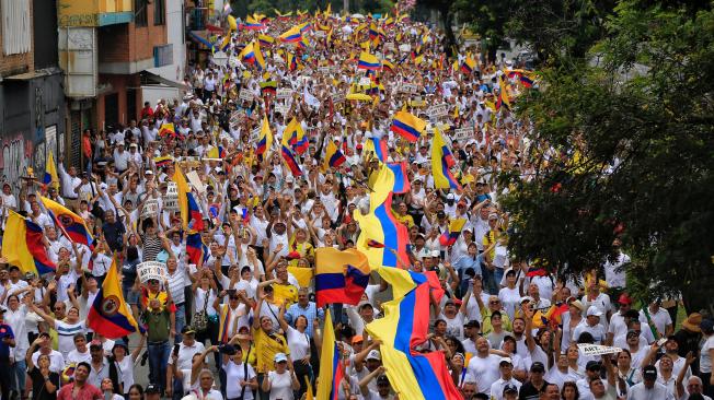 Cali Colombia 21 de abril de 2024
Miles de colombianos empezaron a salir este domingo a las calles de Bogotá, Medellín, Cali, Barranquilla y otras ciudades del país para manifestar su oposición al Gobierno del presidente Gustavo Petro, en especial al manejo del sector de la salud y a su intención de convocar una constituyente para reformar la Constitución.
Fotos Santiago Saldarriaga Quintero / EL TIEMPO