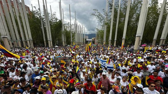 350.000 personas en Medellín participaron en la marcha contra Petro