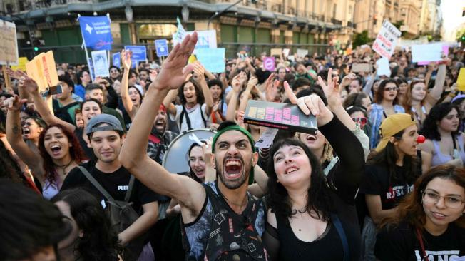 Manifestantes en Argentina apoyan la universidad pública.