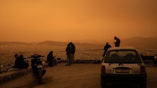 A pesar de la belleza del tono anaranjado sobre Atenas, las nubes de polvo dejaron a muchos griegos con problemas respiratorios.