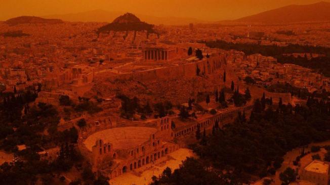 La Acrópolis en Atenas quedó cubierta por la nube de polvo del Sahara en África el 23 de abril.
