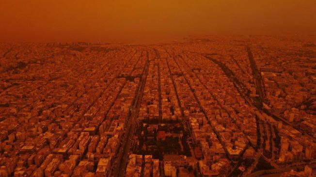 El Sahara libera entre 60 y 200 millones de toneladas de polvo mineral al año. La mayor parte del polvo desciende rápidamente a la Tierra, pero algunas de las partículas pequeñas pueden viajar grandes distancias, llegando incluso a Europa.