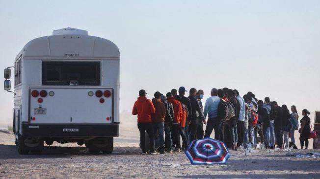 Un autobús de la patrulla fronteriza de EE.UU. lleva a los migrantes a un centro de procesamiento.