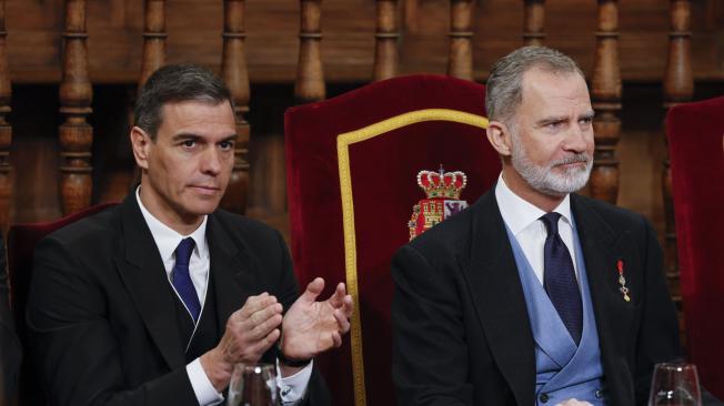 El rey de España, Felipe VI, junto al presidente del Gobierno, Pedro Sánchez.