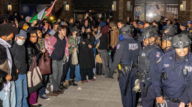 Agentes de la policía de Nueva York se enfrentan a manifestantes en el campus de la Universidad de Nueva York (NYU).