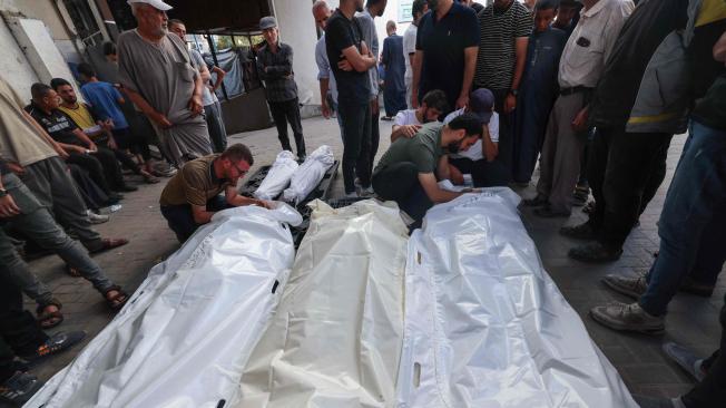 Palestinos lloran ante los cuerpos de familiares muertos en el bombardeo israelí, en el hospital al-Najjar en Rafah, en el sur de la Franja de Gaza, el 25 de abril de 2024, en medio del conflicto en curso entre Israel y el grupo militante palestino Hamás.
