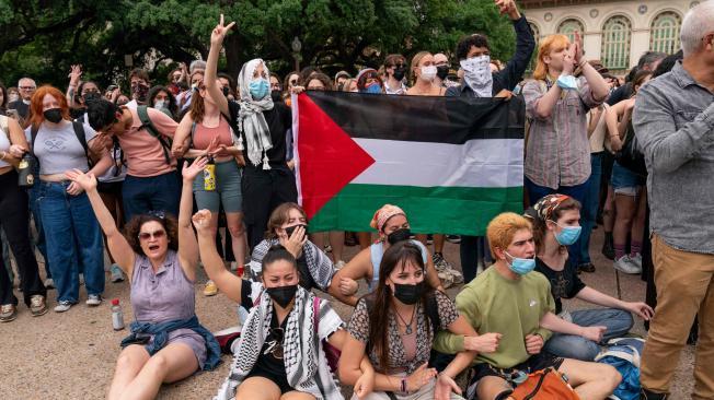 Manifestantes se concentran en el campus de la Universidad de Texas, en Austin, para rechazar la guerra en Gaza.