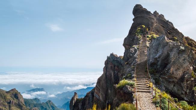 Sendero que conecta los picos do Arieiro y Ruivo, ubicados en la isla de Madeira, en Portugal.