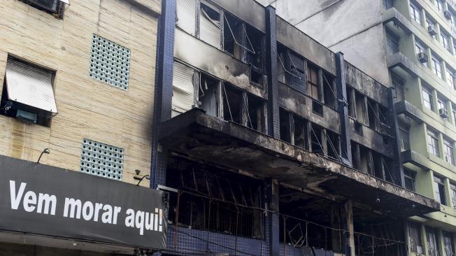 Fotografía de la fachada de una pensión tras sufrir un incendio este viernes en Porto Alegre (Brasil).