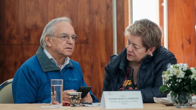 El ministro de Hacienda, Ricardo Bonilla y la ministra del Trabajo, Gloria Inés Ramírez.