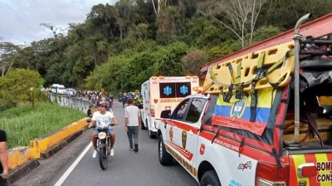 Autoridades atendieron el accidente en vía Barbosa - Vélez.