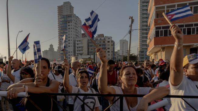 Mujeres cubanas asisten a la celebración del 1 Mayo en La Tribuna anti imperialista en La Habana, Cuba, Mayo 1, 2024.